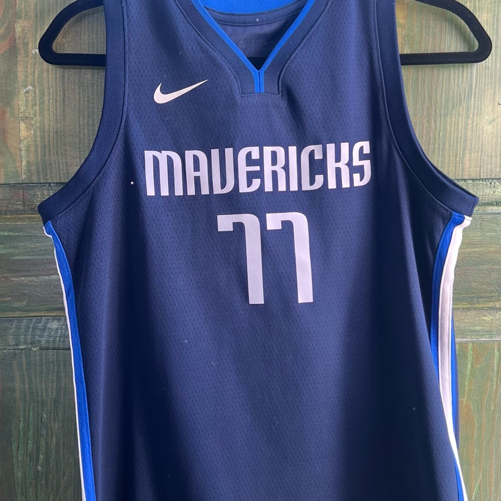 NBA Authentic Girl's Dallas Mavericks Luka Doncic Nike Blue